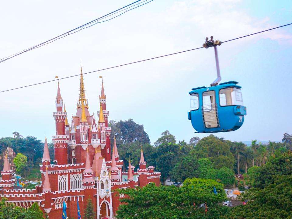 Taman Mini Indonesia Indah (TMII): Menikmati Keindahan Pesona Wisata di Jakarta 11 | Molly Wisata 2025 Kereta Gantung