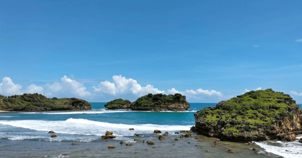 3 Pantai Terindah di Pacitan untuk Foto Pre-Wedding 2 | Molly Wisata 2025 3 Pantai Terindah di Pacitan