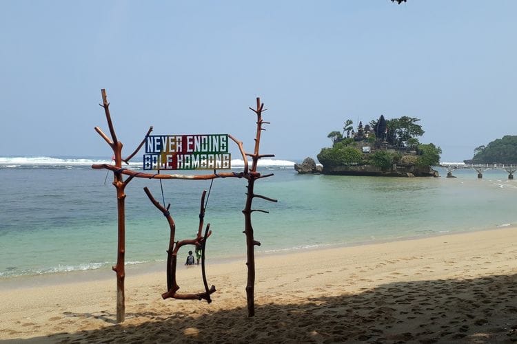 5 Pantai Eksotis Yang Wajib Dikunjungi di Malang 3 | Molly Wisata 2025 Pantai Balekambang