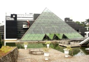 ‘Louvre’ Bangunan Piramida Kaca di Jakarta