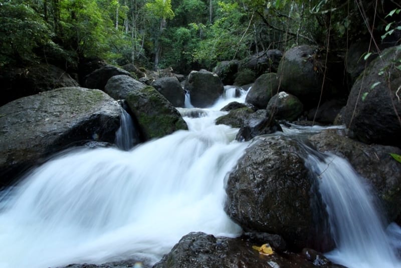 10 Tempat Wisata di Kepulauan Yapen Paling Wajib Dikunjungi 4 | Molly Wisata 2025 Air Terjun Mantembu
