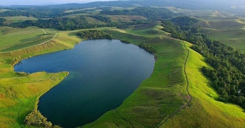 Danau Love dan Bukit Hijau