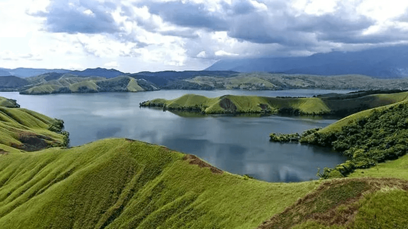 10 Tempat Wisata di Papua yang Paling Terkenal 6 | Molly Wisata 2025 Danau Sentani