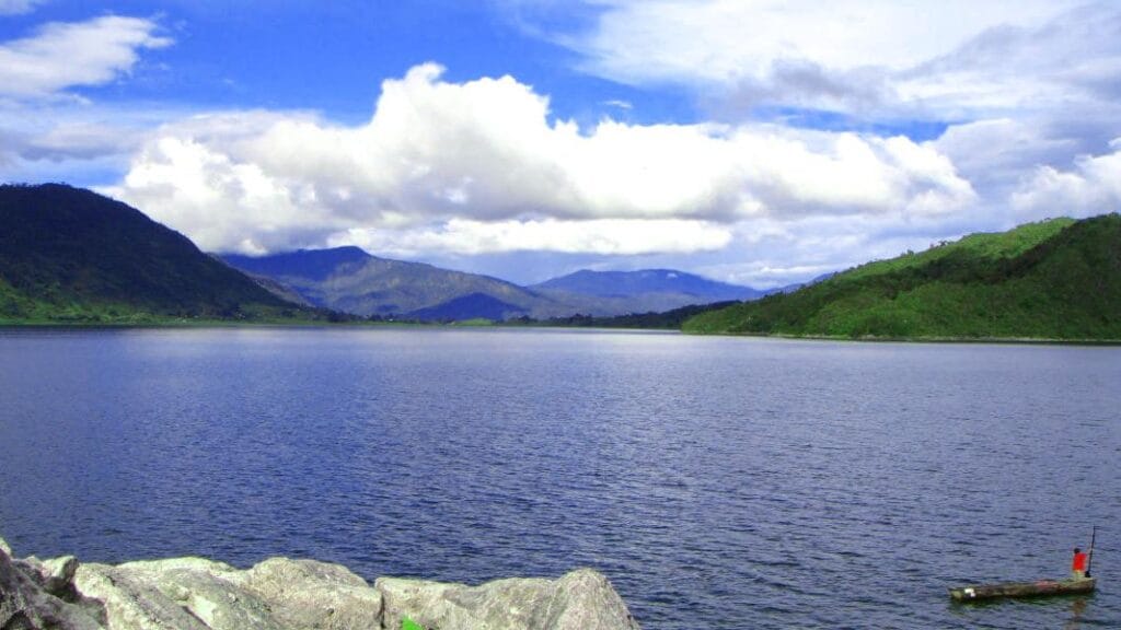 5 Tempat Wisata Di Paniai Bernuansa Alam Paling Indah 3 | Molly Wisata 2025 Danau Tigi