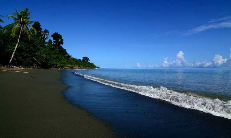 10 Tempat Wisata di Kepulauan Yapen Paling Wajib Dikunjungi 8 | Molly Wisata 2025 Pantai Inggrisau