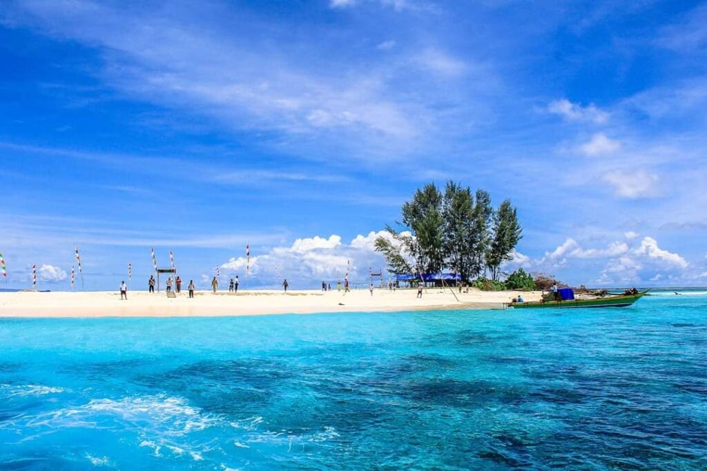 10 Tempat Wisata di Kepulauan Yapen Paling Wajib Dikunjungi 11 | Molly Wisata 2025 Pulau Aiwai