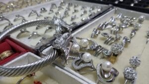 Oleh-oleh Khas Ternate Yang Terkenal dan Wajib Dibeli! 15 | Molly Wisata 2025 Aksesoris Besi Putih