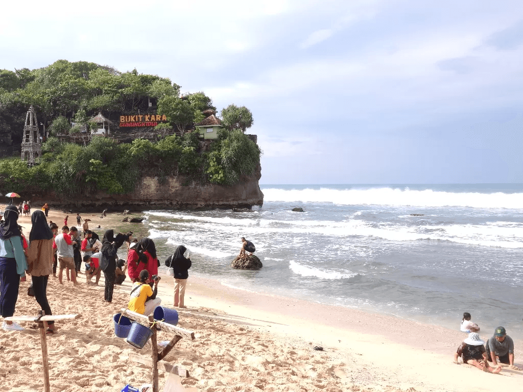 Bermain Di Batuan Karang Pantai Indrayanti