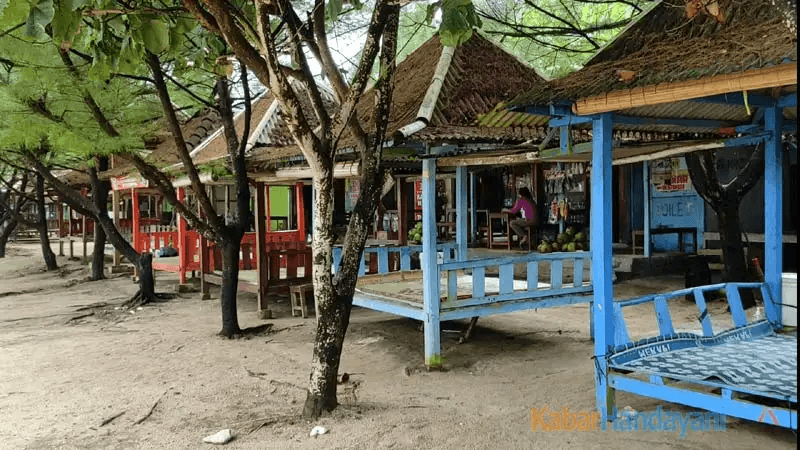 Pantai Watu Kodok: Tiket Masuk & Spot Foto Keren 7 | Molly Wisata 2025 Bersantai Di Gazebo Pantai Watu Kodok