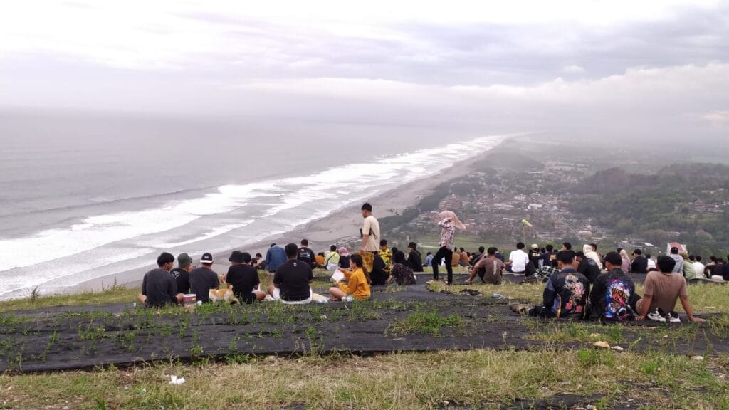 Bersantai Menikmati Pemandangan Bukit Watugupit Yogyakarta