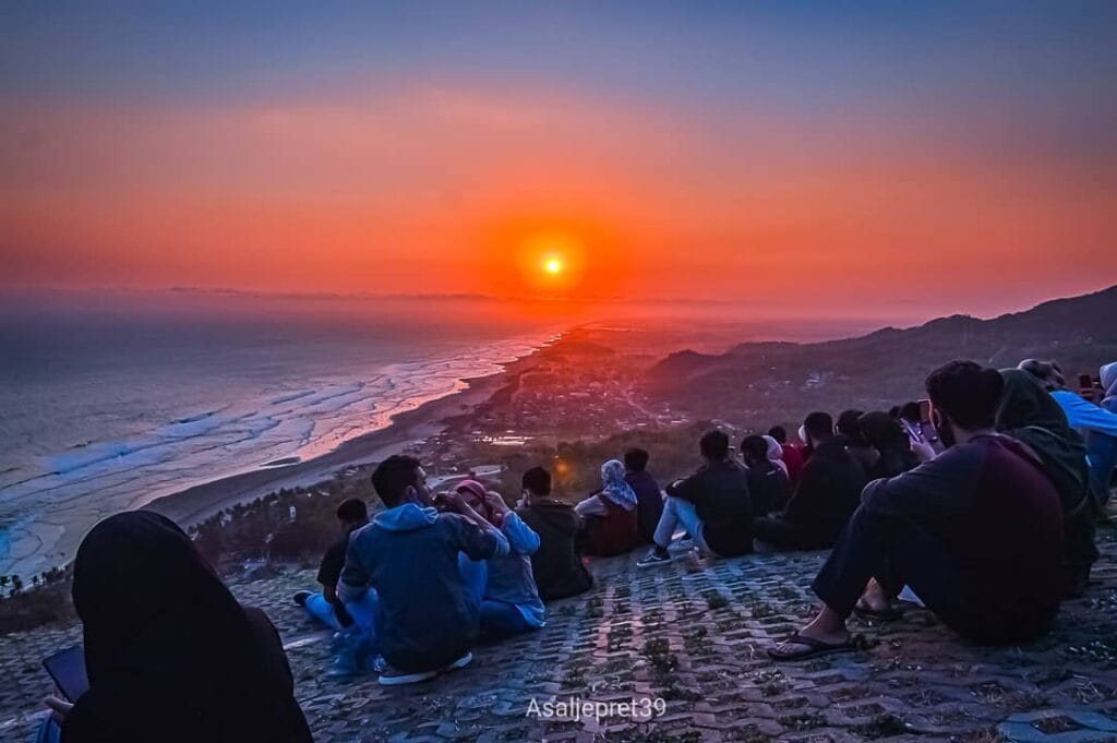 Menikmati Senja Di Atas Bukit Paralayang