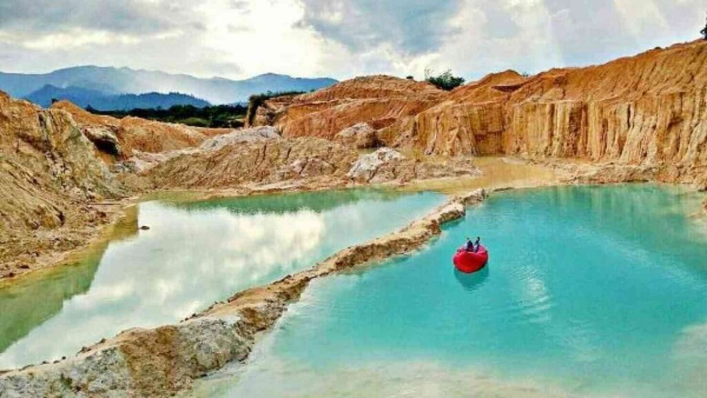 Danau Biru Tambang Kapur Batu Padas
