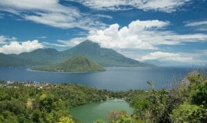 16 Tempat Wisata di Maluku Utara Pesona Keindahan Luar Biasa 15 | Molly Wisata 2025 Danau Ngade
