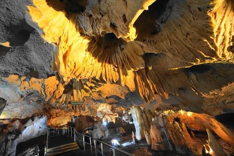 Tempat Wisata di Lamongan Yang Menarik 14 | Molly Wisata 2025 Goa Maharani