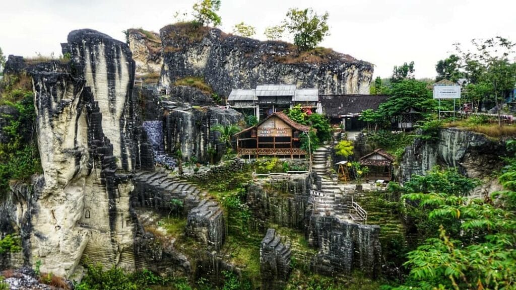Tempat Wisata di Lamongan Yang Menarik 11 | Molly Wisata 2025 Gunung Pegat