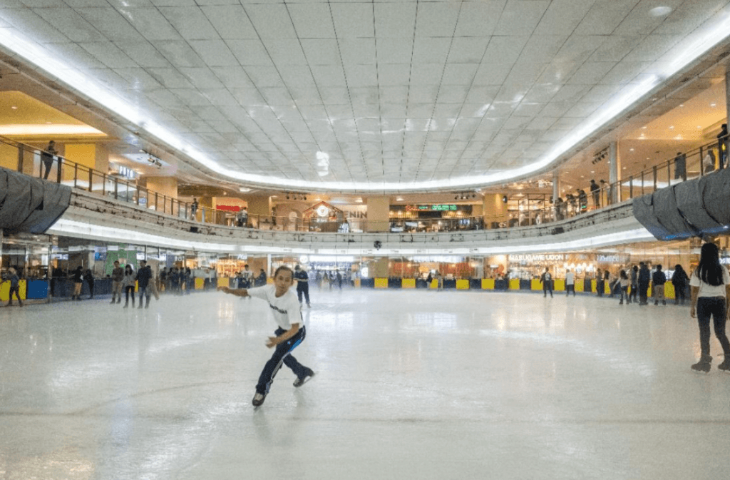 Tempat Wisata di Jakarta Yang Lagi Hits Untuk Liburan Paling Seru 23 | Molly Wisata 2025 Ice Skating Mall Taman Anggrek