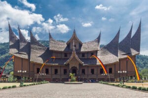 Tempat Wisata di Sumatera Paling Recomended 28 | Molly Wisata 2025 Istano Basa Pagaruyung
