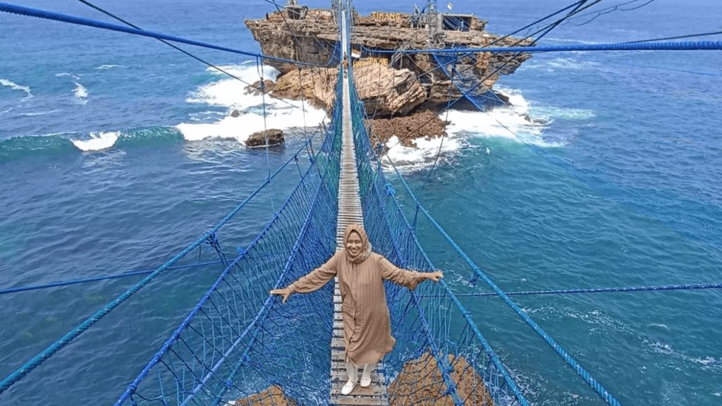 Jembatan Gantung Pantai Timang