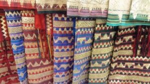 Oleh-Oleh Khas Lampung yang Terkenal dan Wajib Dibawa Pulang! 4 | Molly Wisata 2025 Kain Tenun Tapis