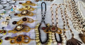 Oleh-oleh Khas Bengkulu yang Wajib Dibawa Pulang! 9 | Molly Wisata 2025 Kain Batik Besurek