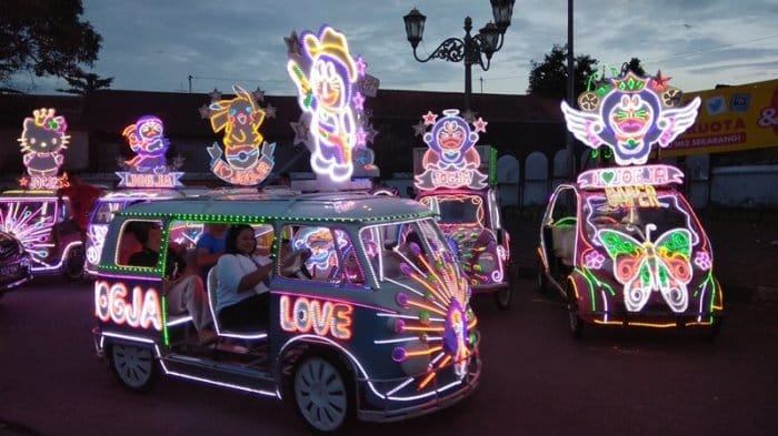 Naik Kereta Hias Alun-alun Kidul