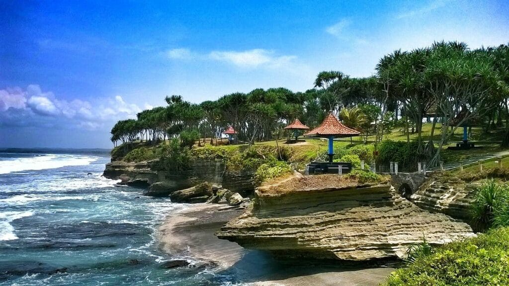 Tempat Wisata Di Ciamis Terindah yang Harus Kamu Kunjungi 4 | Molly Wisata 2025 Pantai Batu Hiu