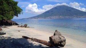 16 Tempat Wisata di Maluku Utara Pesona Keindahan Luar Biasa 14 | Molly Wisata 2025 Pantai Cobo