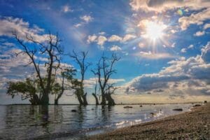 16 Tempat Wisata di Maluku Utara Pesona Keindahan Luar Biasa 9 | Molly Wisata 2025 Pantai Kastela