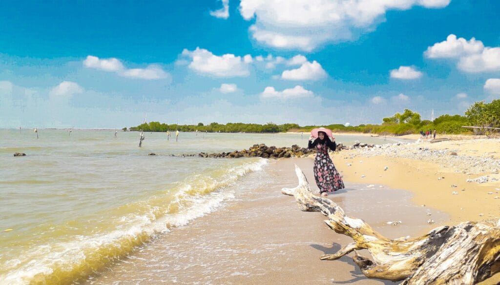 Tempat Wisata di Lamongan Yang Menarik 3 | Molly Wisata 2025 Pantai Klayar Lamongan