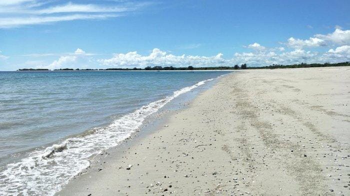 Pantai Pasir Putih Wera