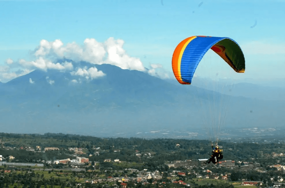 10 Tempat Wisata di Bogor Paling Wajib Kamu Kunjungi 10 ✅ | Mollyrentcar 2026 Paragliding