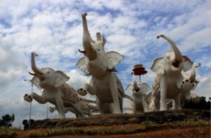 Oleh-Oleh Khas Lampung yang Terkenal dan Wajib Dibawa Pulang! 14 | Molly Wisata 2025 Patung Gajah Khas Lampung