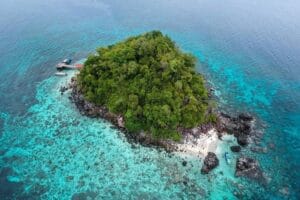 16 Tempat Wisata di Maluku Utara Pesona Keindahan Luar Biasa 6 | Molly Wisata 2025 Pulau Failonga