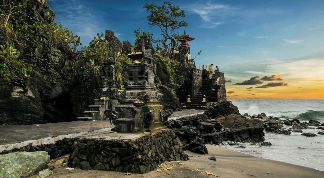 Pura Batu Bolong