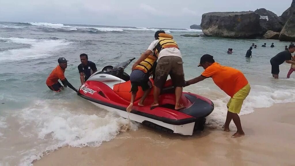 Serunya Main Jetski Di Pantai Indrayanti