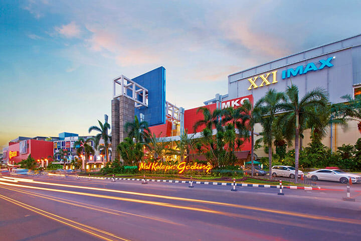 Summarecon Mall Kelapa Gading pusat perbelanjaan dan hiburan terbesar di Jakarta Utara dengan ice skating dan bioskop