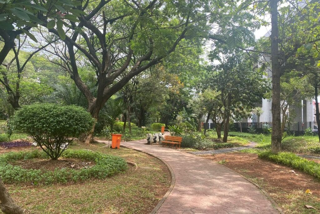 Tempat Wisata di Jakarta Utara Yang Lagi Hits Dengan Pemandangan Eksotis 6 | Molly Wisata 2025 Taman Jogging Kelapa Gading