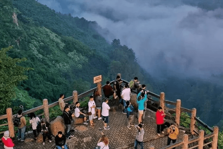 Tempat Wisata di Jawa Barat Yang Paling Ngehitz 19 | Molly Wisata 2025 Tebing Keraton