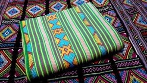 Oleh-oleh Khas Kediri yang Populer Wajib Dibawa Pulang! 12 | Molly Wisata 2025 Tenun Ikat Bandar