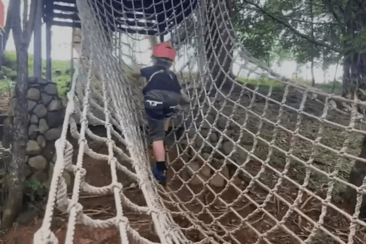 Tempat Wisata di Cirebon yang Paling Diminati 11 | Molly Wisata 2025 Wahana Outbound Siwalk