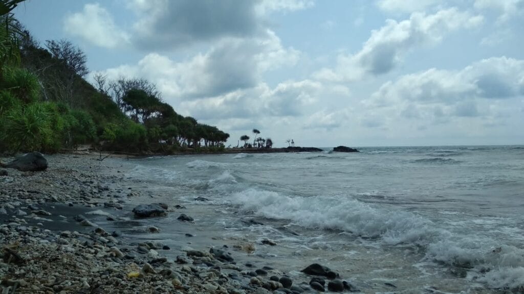 Wisata Pantai Beto Cellong Pajinggahan Tambak