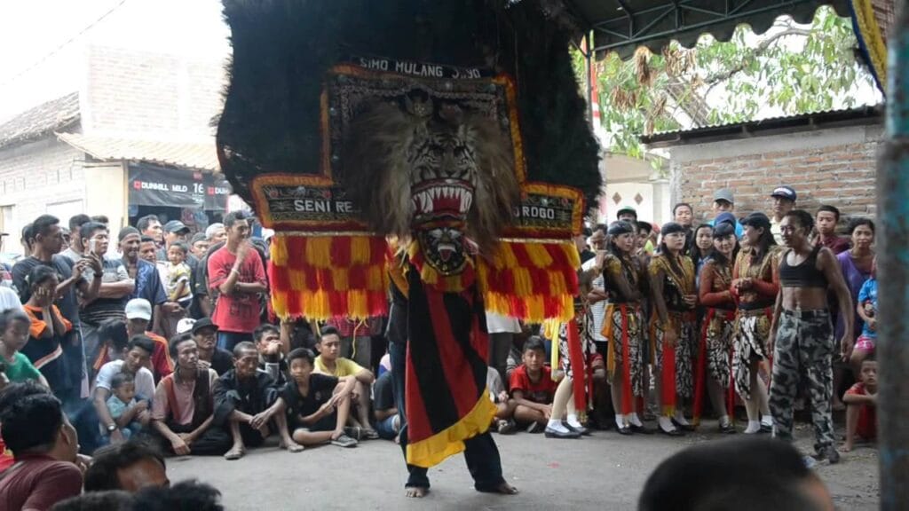 Wisata Reog Desa Carat Sumoroto
