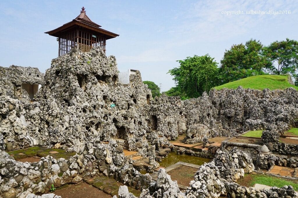 Tempat Wisata di Cirebon yang Paling Diminati 6 | Molly Wisata 2025 taman sari gua sunyaragi