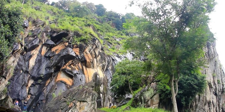 Tempat Wisata di Cirebon yang Paling Diminati 9 | Molly Wisata 2025 wisata alam batu lawang