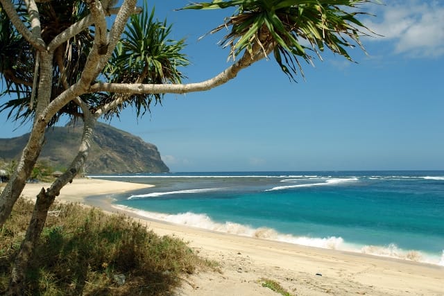Pantai Nusa Ra