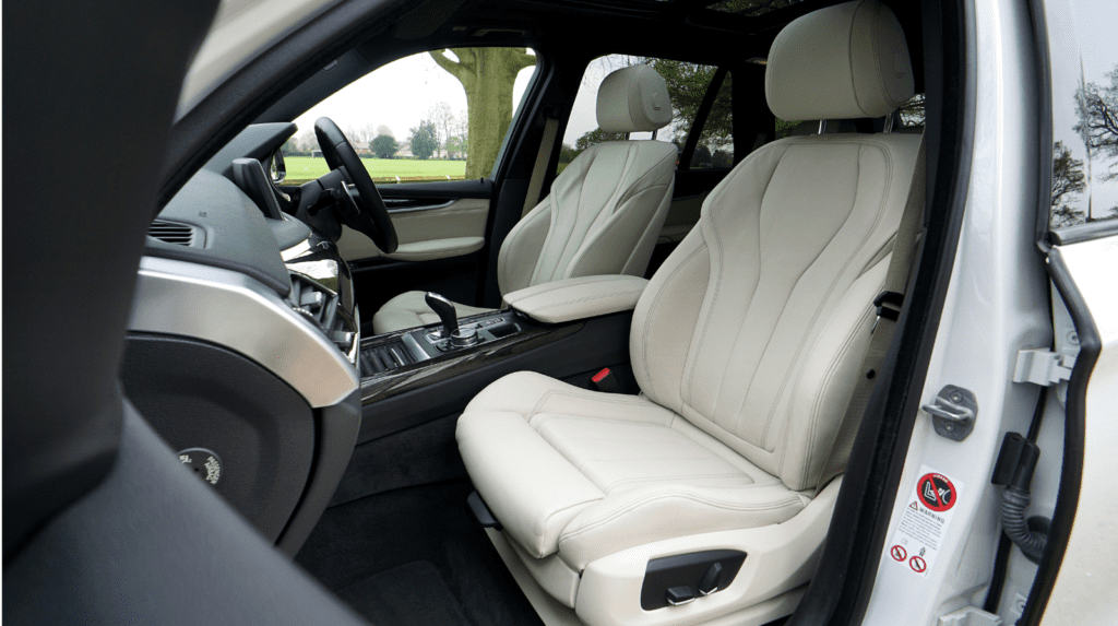 Interior Mobil Rental Jakarta Barat Bersih Wangi dan Terawat Standar VVIP 2026